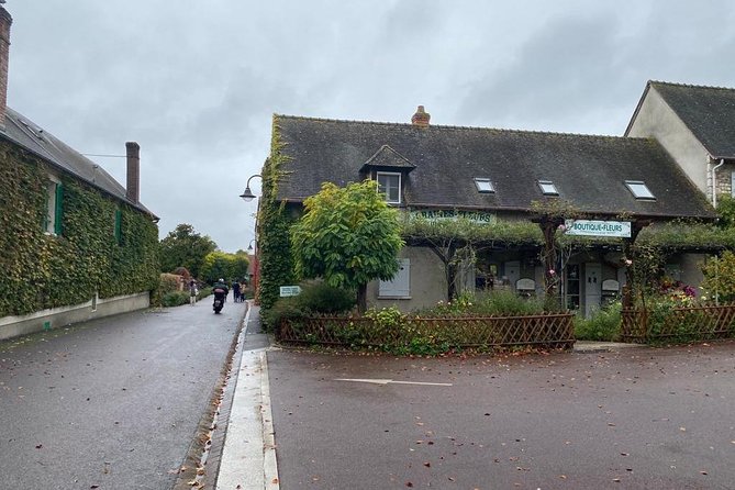 Private Car Trip to Giverny Garden from Paris - Leaving Paris in a private vehicle