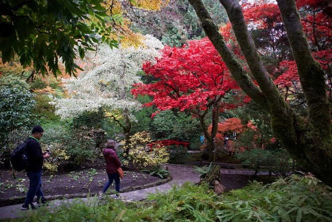 Private Tour Countryside Drive to Butchart Gardens & Victoria - Guides, vehicle, and the private format