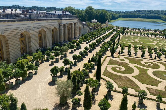 Private Versailles, Gardens, Trianon Live Guided Trip by Mercedes - How much guidance will you receive?