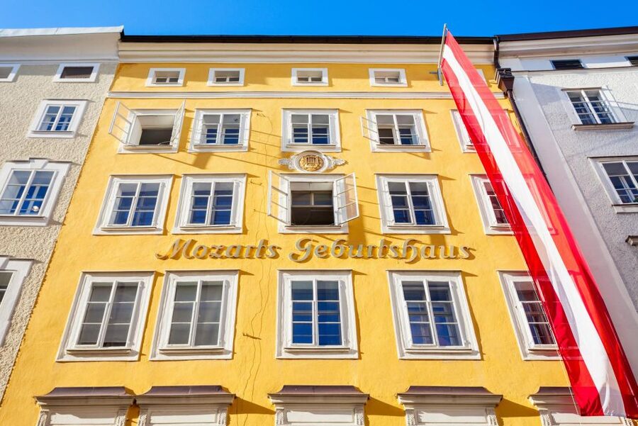 Salzburg: Old Town, Mozart, & Mirabell Gardens Walking Tour - Crossing to Mozart’s Getreidegasse
