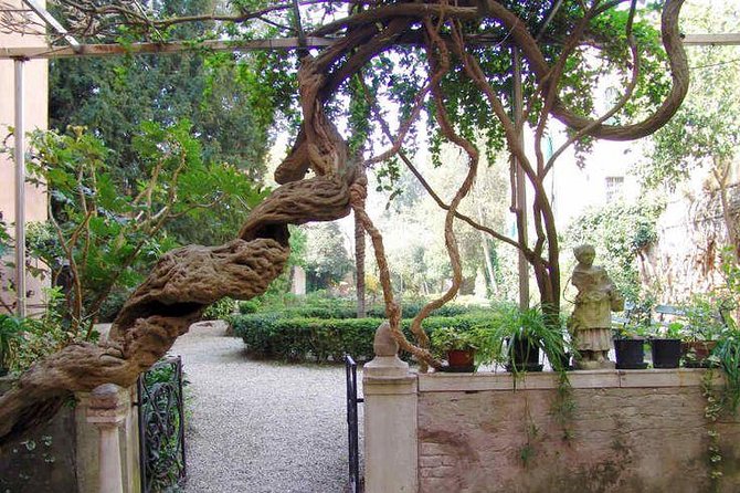 Secret gardens of Venice in the Dorsoduro district with Cichetti tasting - Nani Bernardo Palace and its formal garden