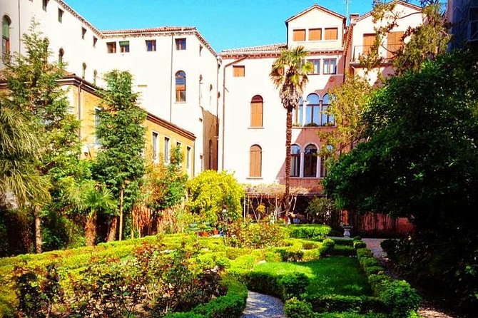 Secret gardens of Venice in the Dorsoduro district with Cichetti tasting - Timing, walking, and practical concerns