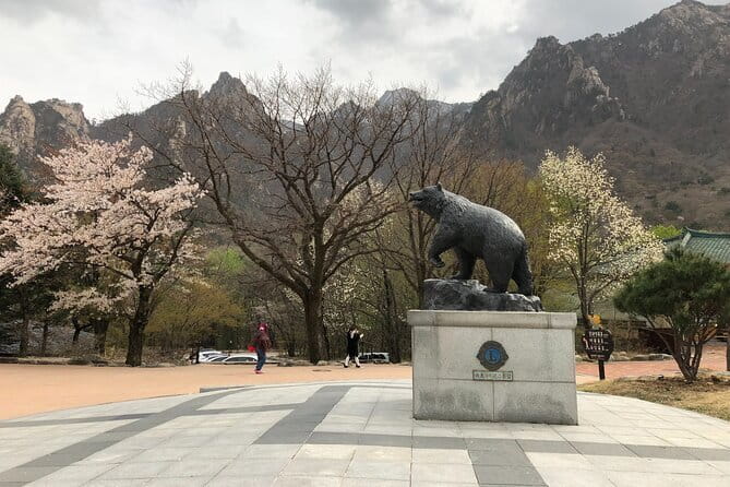 Seoraksan and Cherry Blossom Lake 1 day trip from Seoul - The long road from Seoul to Sokcho
