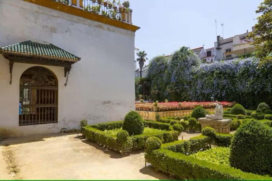Seville: Guided Tour of Noble Houses and Grand Gardens - Start at the House of the Shells