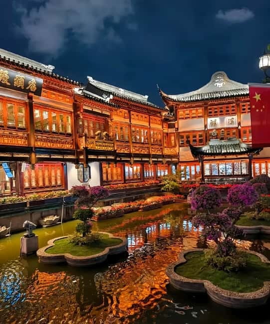 Shanghai: Jing'an Temple, Yu Garden, and Bazaar Private Tour - Thirty minutes on the metro, with a practical city lesson