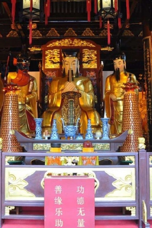 Shanghai: Yu Garden and City God Temple Walking Tour - What this three-hour walk is really about
