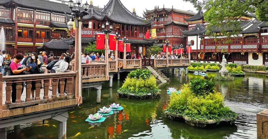 Shanghai: Yu Garden and City God Temple Walking Tour - Yu Garden: a quiet garden with a busy city outside