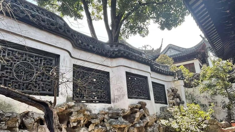Shanghai: Yu/Yuyuan Garden Entry Ticket--E ticket - A one-hour route through ponds, bridges, and garden rooms