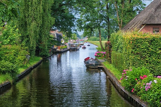 Sightseeing Keukenhof Tulip fields, Giethoorn tour from Amsterdam - A full day built around flowers and water