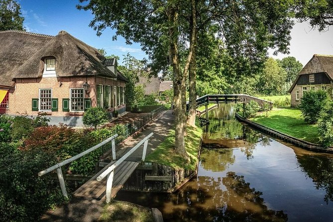 Sightseeing Keukenhof Tulip fields, Giethoorn tour from Amsterdam - Giethoorn by canal: a gentler final stop