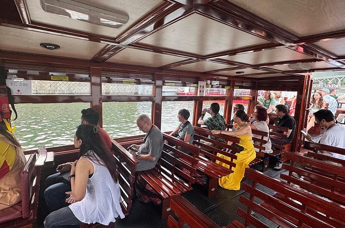 Singapore River Cruise, Night Garden Rhapsody and Spectra Tour - Lau Pa Sat gives you a useful food option