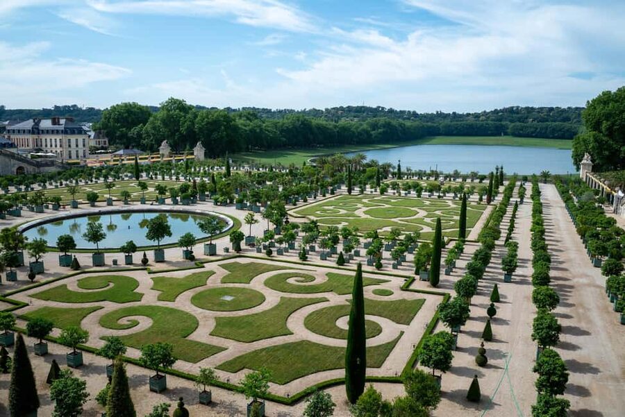 Skip-the-Line Versailles Palace & Garden Tour with Transport - Entering the Palace of Versailles without the regular ticket queue