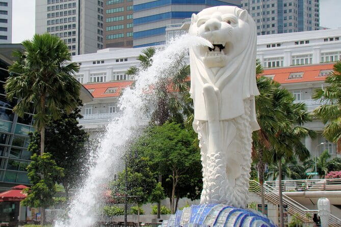 Small Group Singapore Morning City Tour with Gardens By The Bay - Merlion Park: Singapore’s classic first photograph