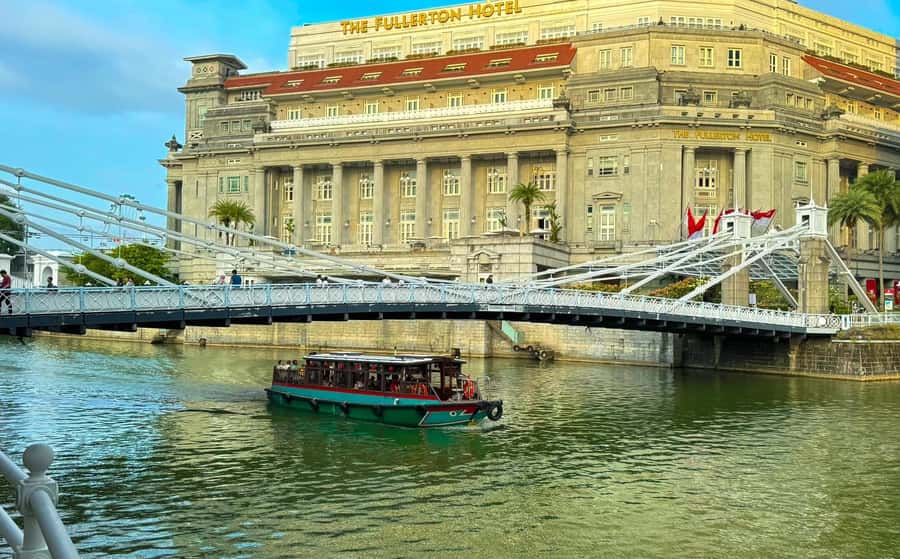 Spectra & Garden Rhapsody Shows with Singapore River Cruise - Pausing at Merlion Park for photos