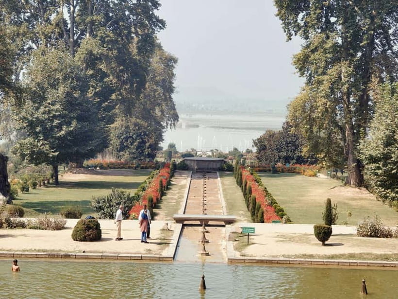 Srinagar: Private Old City and Mughal Gardens Guided Tour - Zain-ul-Abidin’s family and Shah-e-Hamdan Mosque