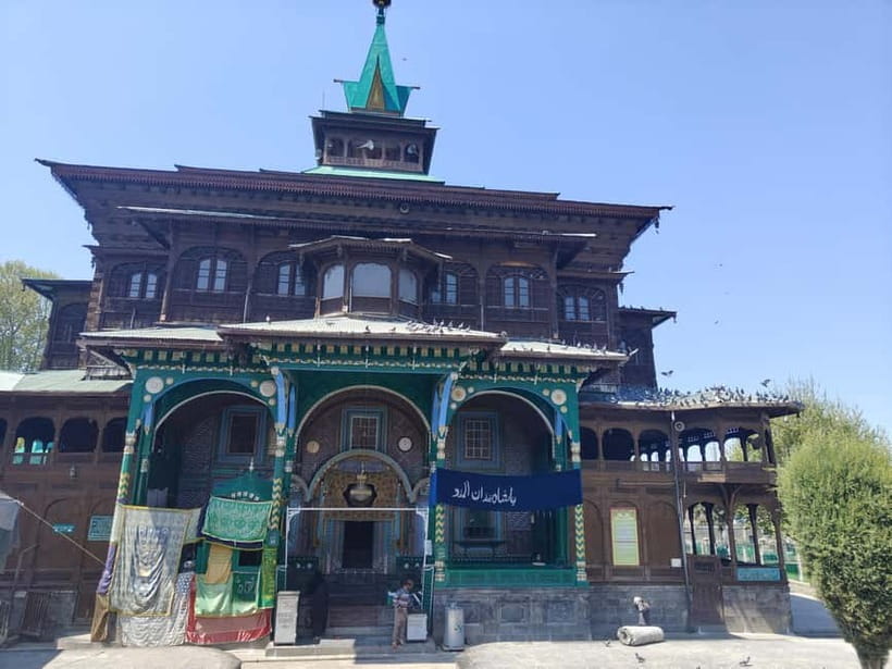 Srinagar: Private Old City and Mughal Gardens Guided Tour - Ending on Dal Lake with a one-hour Shikara ride