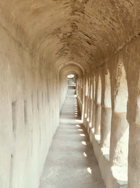 Srinagar: Private Old City and Mughal Gardens Guided Tour - Who should book this Srinagar day tour?