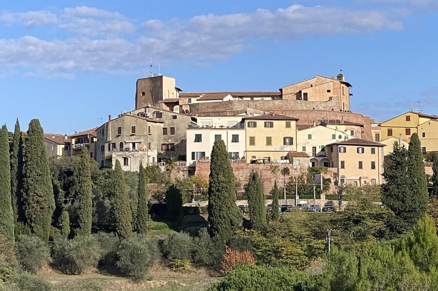 The Tuscan lavender field - Lari and the Medici castle
