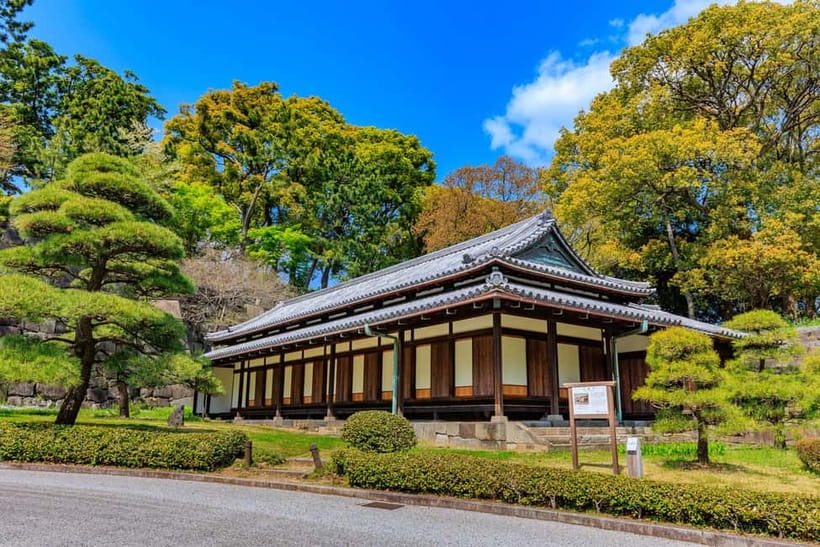 Tokyo: Edo Castle & East Garden of the Imperial Palace Tour - The guides are the real reason to book