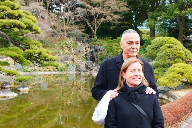 Tokyo: Edo Castle & East Garden of the Imperial Palace Tour - Walking through the former grounds of Edo Castle