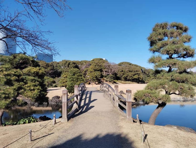 Tokyo: Hama-rikyu Garden Guided Tour with Entry Ticket - Entering a garden shaped by the Tokugawa Shogun