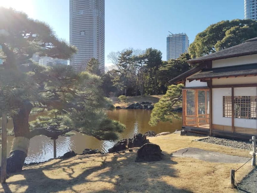 Tokyo: Hama-rikyu Garden Guided Tour with Entry Ticket - Meeting your guide at Shiodome Station