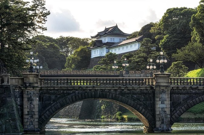 Tokyo Imperial Palace：Guided Walking Tour of East Gardens - What the guide adds to the experience
