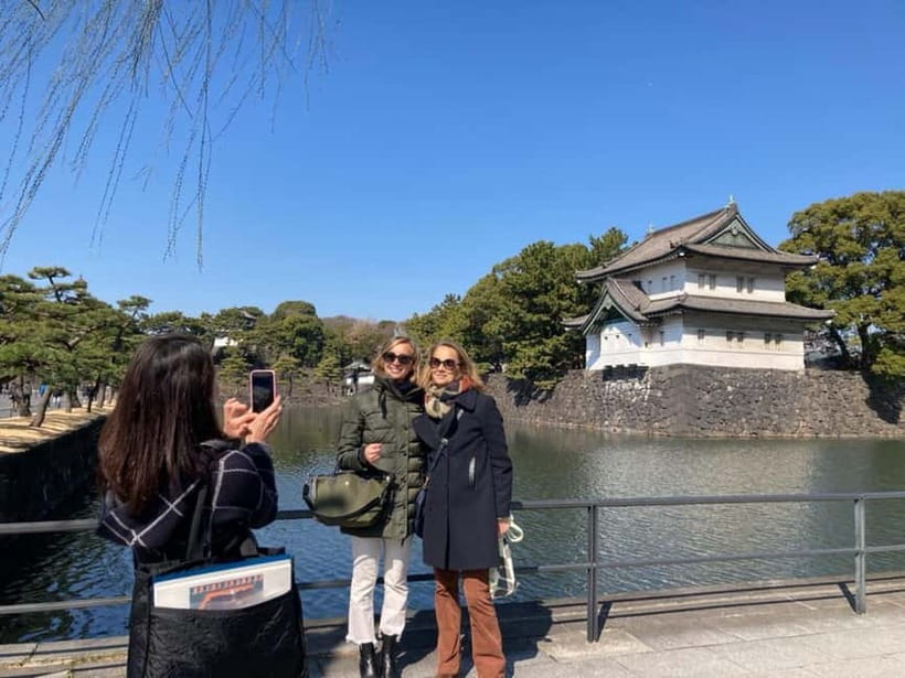 Tokyo: Pvt. Tour - Edo Castle & Imperial Palace East Gardens - What the guide adds to the experience