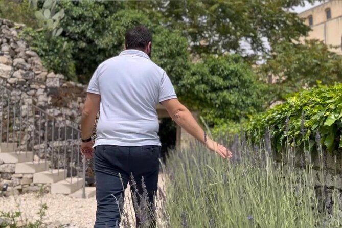 Tour in the heady scents of our garden in Ragusa - Walking among plants, stone, and old garden plots
