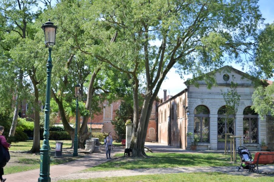 Venice: Secret City Gardens Walking Tour - Private villas and Renaissance architecture