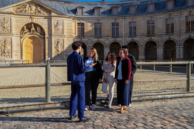 Versailles: Farmers Market & Royal Vegetable Garden Food Tour - Starting with brioche on Rue de la Paroisse