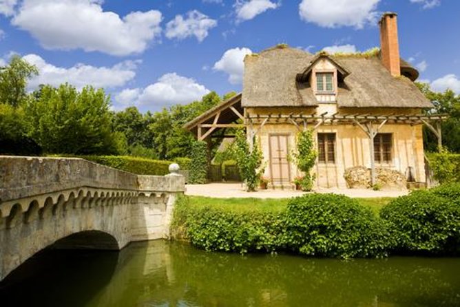 Versailles Full Tour: Palace, Gardens & Marie-Antoinette’s Estate - Guides, group size, and the human side of the day