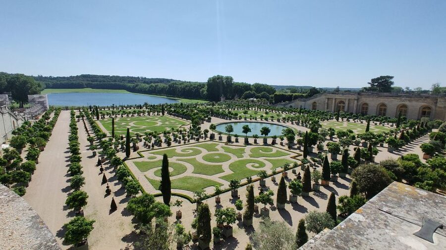 Versailles: Garden Private Guided Tour & Palace Entry Ticket - Meeting your guide at Place d’Armes
