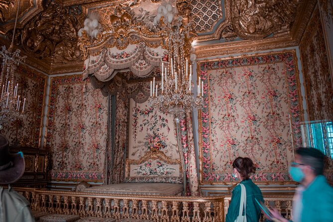 Versailles Palace & Gardens Guided Tour - Meeting the group in Versailles