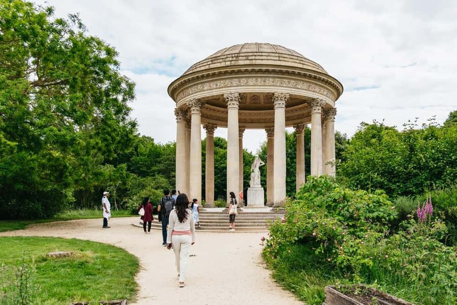 Versailles: Palace, Gardens & Queen’s Estate Guided Tour - The guides are the tour’s strongest feature