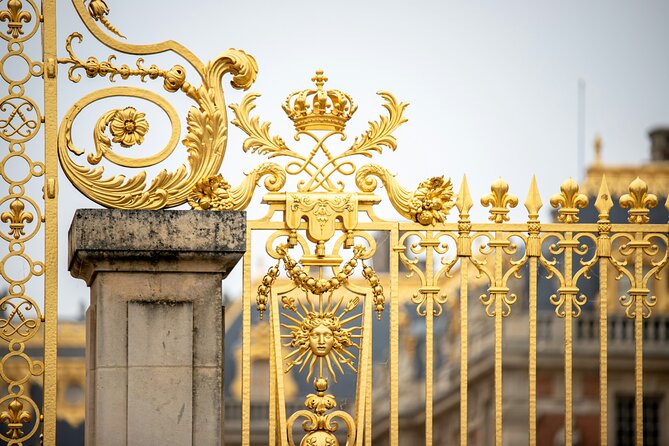 Versailles Palace Guided Experience and Gardens Entry 10 PPL Max - Finding the statue of Louis XIV
