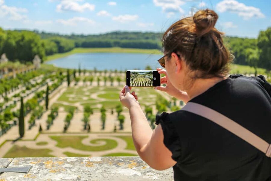 Versailles: Skip-the-Line Guided Tour of Palace with Gardens - Meeting Louis XIV at the Place d’Armes