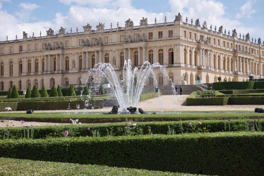Versailles: Skip-the-Line Versailles Palace and Gardens Tour - Crowds, comfort, and group size