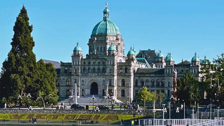 Victoria’s Butchart Gardens & City Highlights Private Tour - Parliament Buildings: a useful 15-minute pause