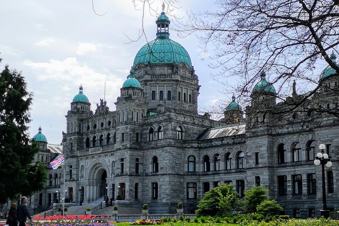 Victoria & The Butchart Gardens:Deluxe City and Garden Experience - Chinatown and Fan Tan Alley
