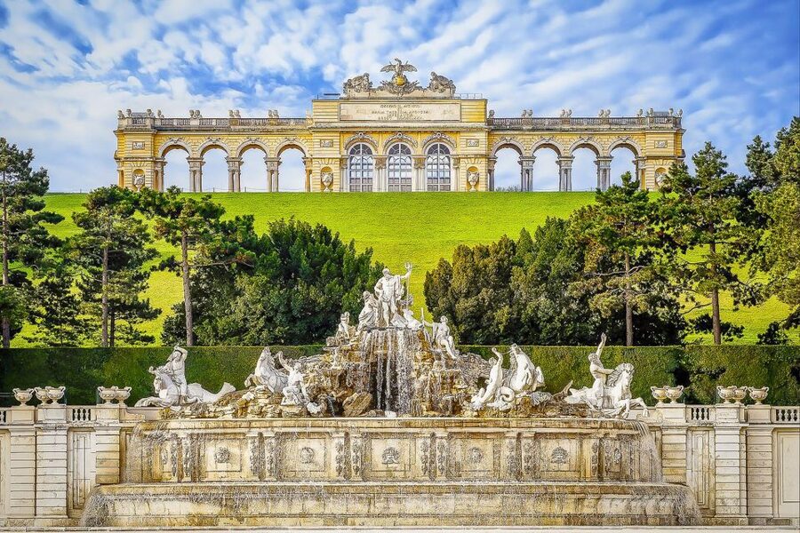 Vienna: Schönbrunn Palace & Gardens Skip-the-Line Tour - The gardens and the walk toward the Gloriette