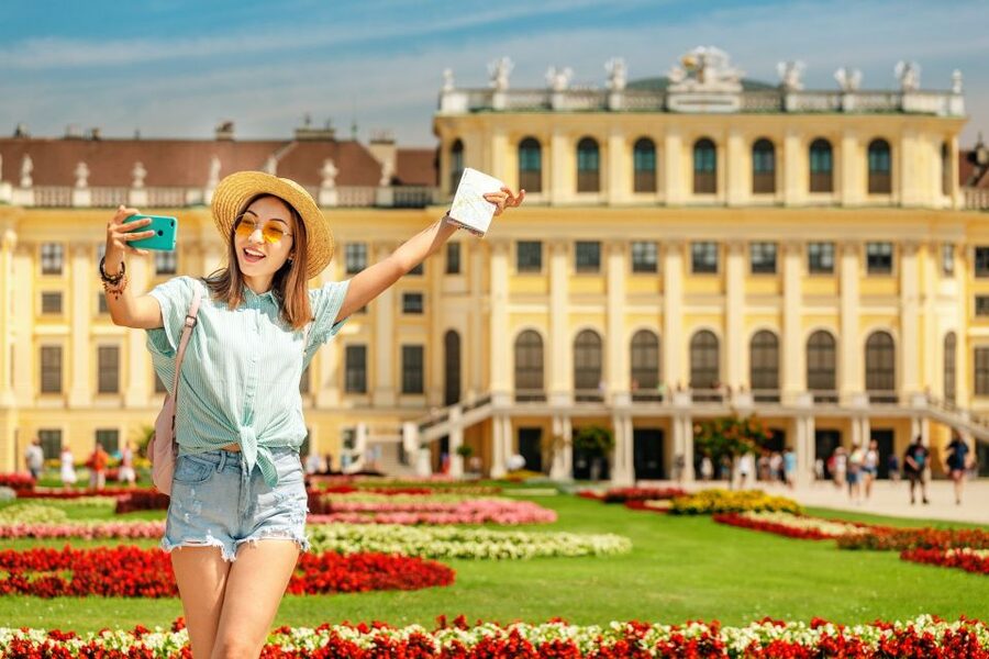Vienna: Skip-the-Line Schönbrunn Palace & Gardens Tour - Finding Café Gerstner without losing your tour