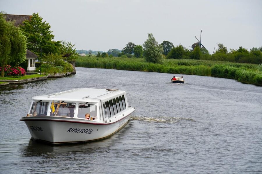 Warmond: Kagerplassen Cruise with "Tulip Experience" Ticket - A gentle cruise through the Kagerplassen